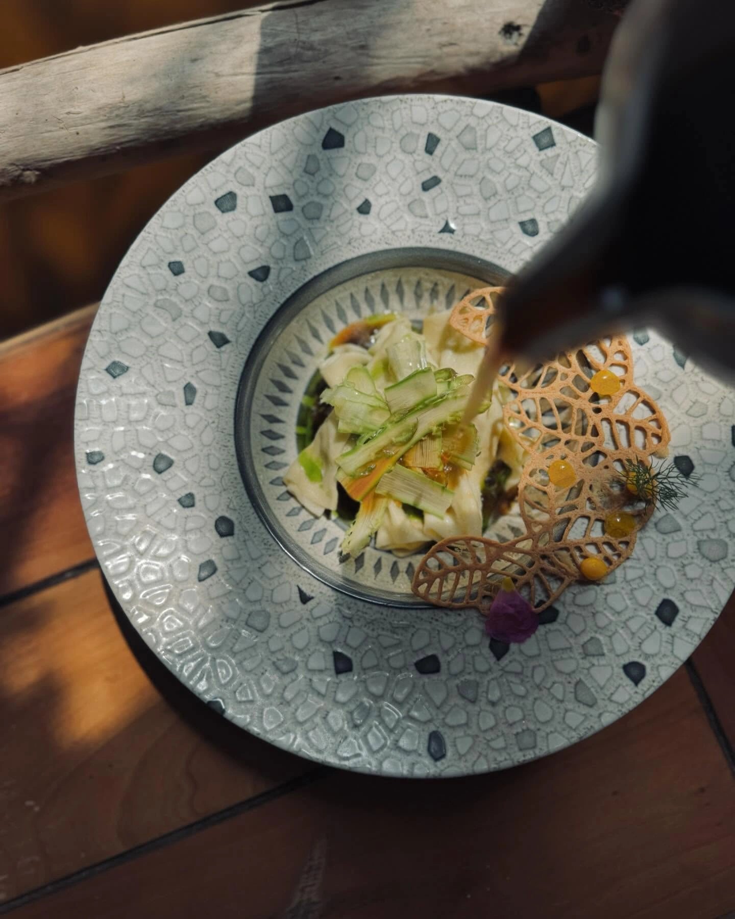 Assiette de saison servie en terrasse à Veni è Posa